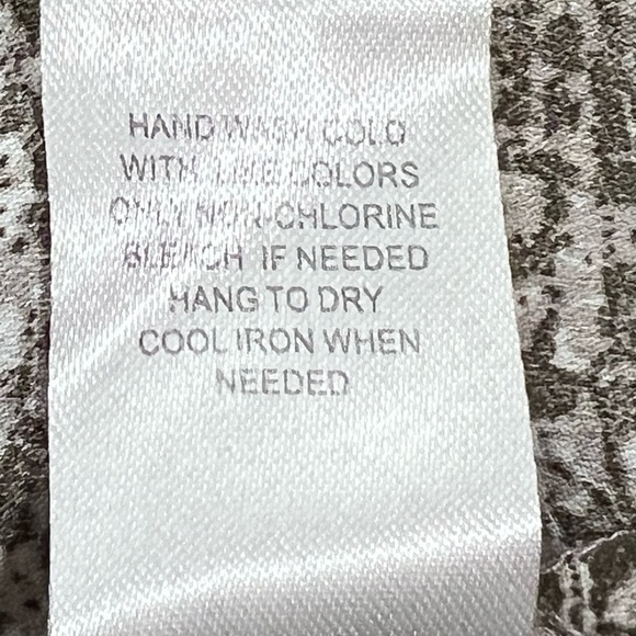 DR 2 Reptile Print 3/4 Sleeve V-Neck Pullover Blouse Size XL - Picture 8 of 8